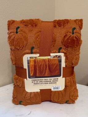 NWT VIRAL TIK TOK COSTCO EMBROIDERED FAUX FUR HALLOWEEN FALL THROW PUMPKIN